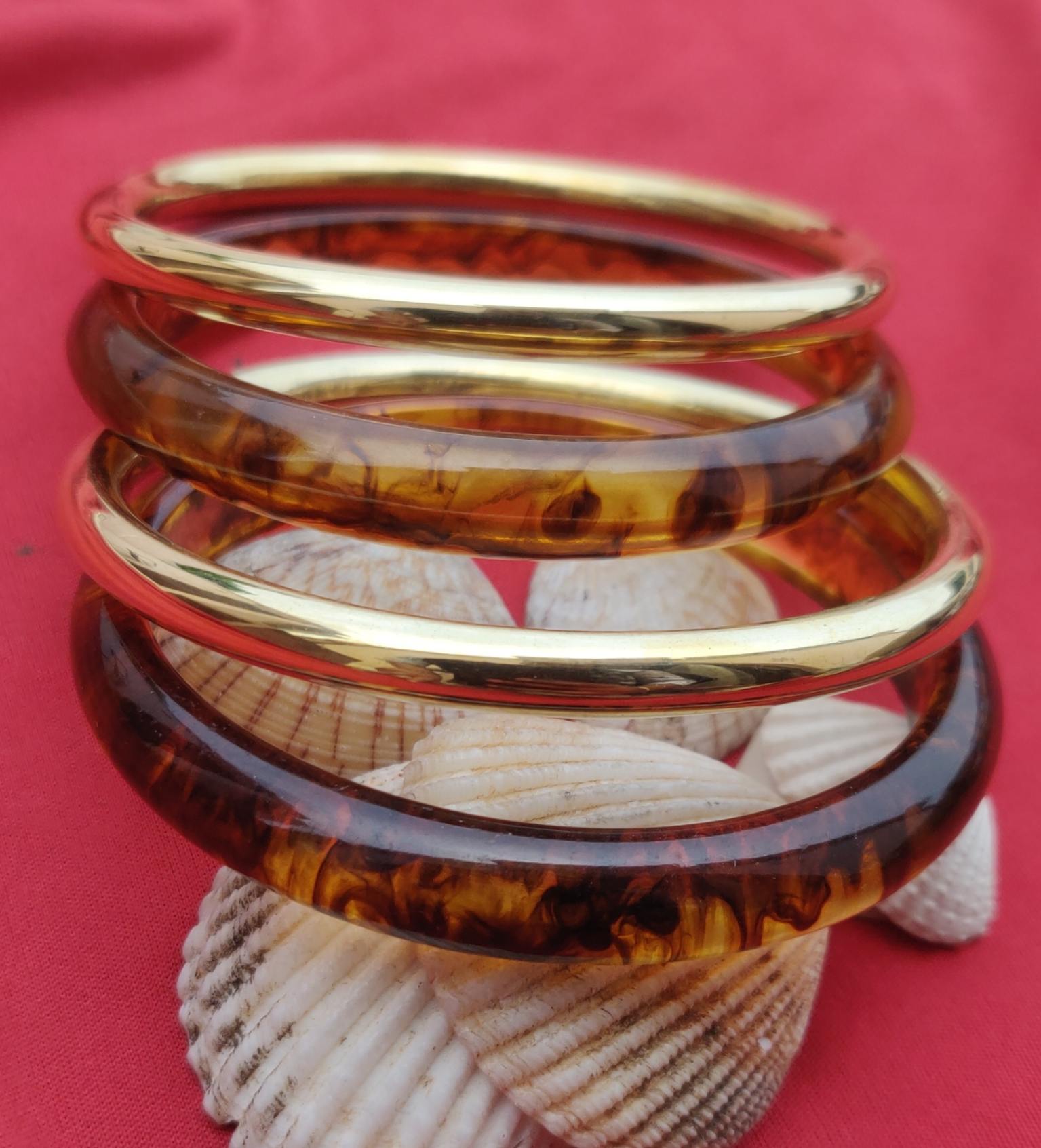 Luxury Gold-Plated Resin Bangles – Elegant Amber Swirl Design (Set of 4)