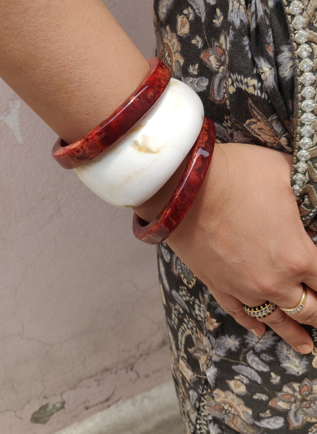 Chic Resin Bangles Set – Marbled White & Deep Ruby Red (Set of 3)
