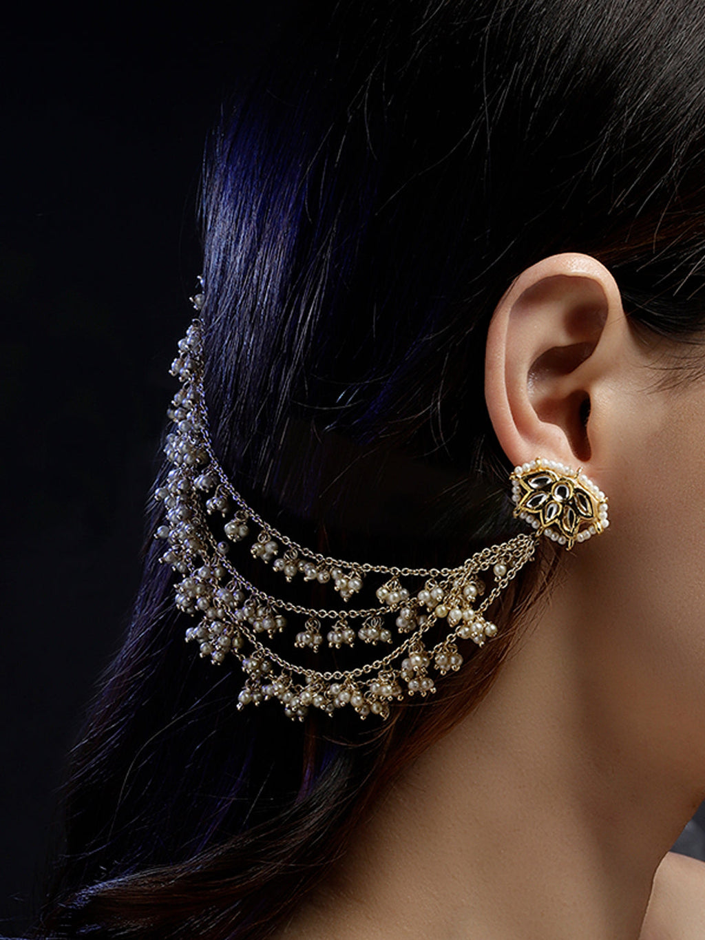 Husn-e-Sunehri Kaanchain