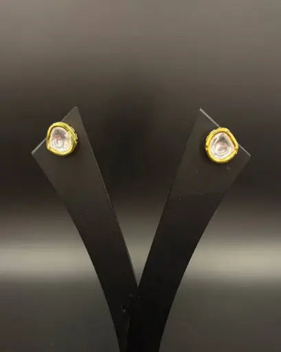 Delicate small studs in classic finish