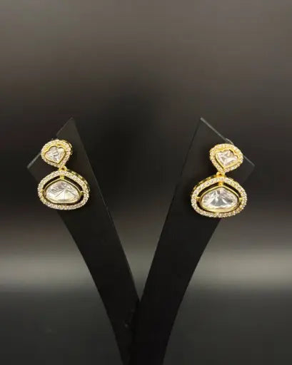 Compact wedding earrings with royal touch