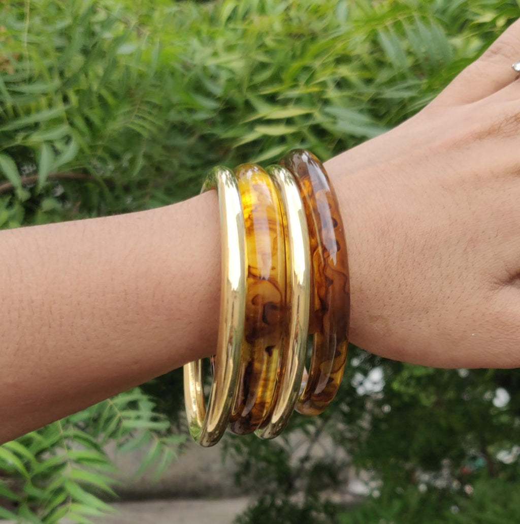 Luxury Gold-Plated Resin Bangles – Elegant Amber Swirl Design (Set of 4)