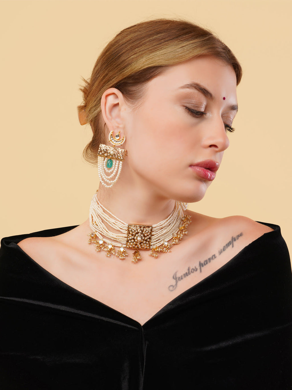 AIVY LUXE Zamrud drop earrings featuring green gemstones and intricate gold design worn by model